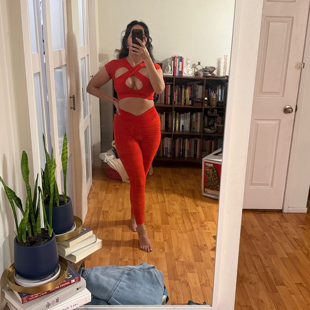Red Cut-Out Matching Set - Picture 5 of 8